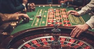 Tampilan studio live dealer di aplikasi mobile yypaus VIP Club dengan dealer profesional dan multi-camera